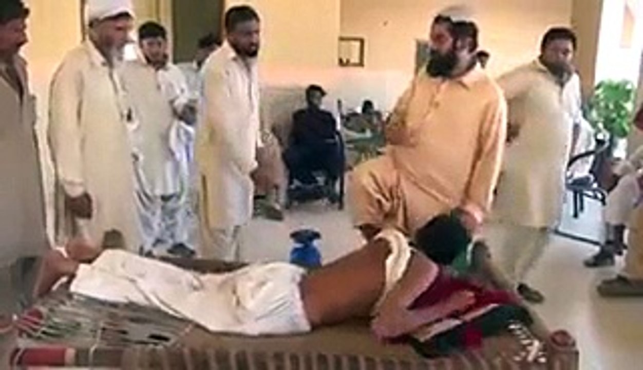 Dekhiye Yeh Jaali Peer Kya Kar Raha Hai, Leaked Video of Fake Peer From Sindh