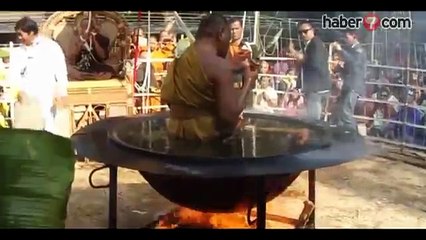 Budist rahipler yine iş başında. Tayland'da kaynayan kazanın içerisine oturan budist rahip