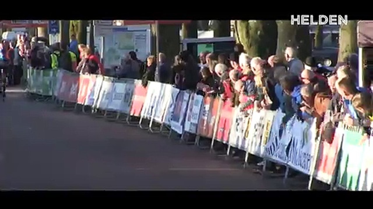 Un homme fait volontairement chuter un cycliste sur un sprint d'arrivée....