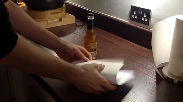 Ouvrir une bouteille de bière avec une feuille de papier! C'est possible...