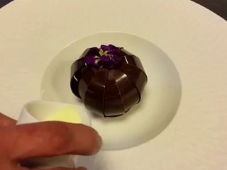 Un dessert au chocolat qui s'ouvre comme une fleur au moment de le déguster...Miam!