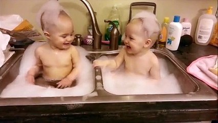 Premier Double bain pour ces bébé jumeaux!