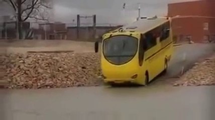 floating bus - suda  yüzen otobüs