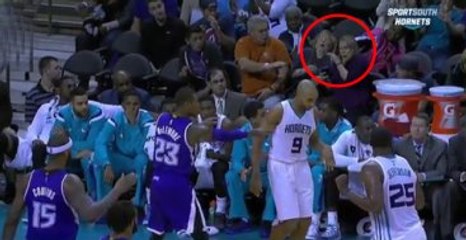 Basketbol Maçında Top, Kadın Taraftarın Yüzünde Patladı