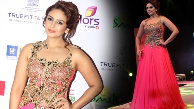 Huma Qureshi Walks The Ramp @ Smile Foundation's Charity Fashion Show