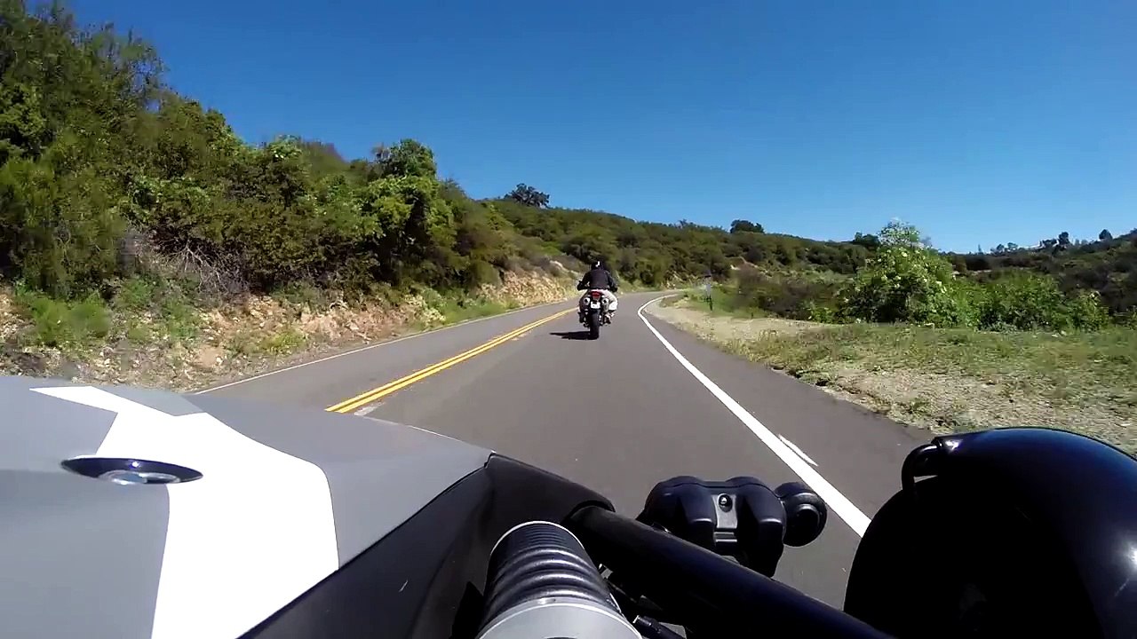 Une moto et une voiture vont avoir la frayeur de leur vie !