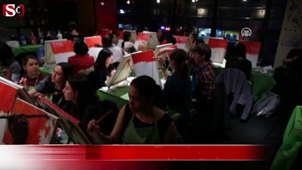 Akşam yemeğinde resim yapıyorlar