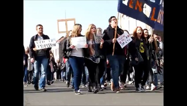 Manifestation au lycée Picasso d'Avion