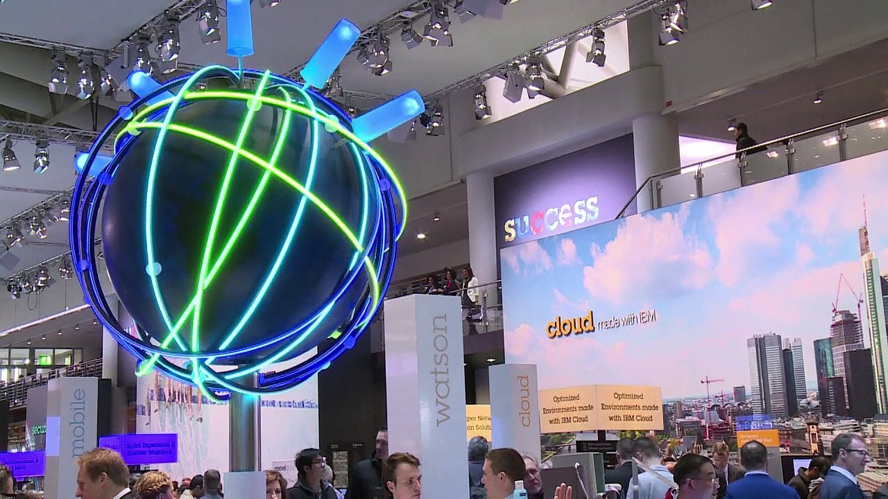 Dinosaurier und Roboter auf der Cebit
