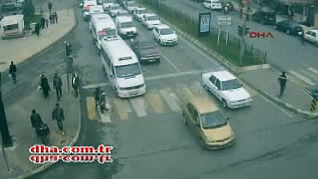 Aracından inip, yaşlı adamı karşıya geçirdi