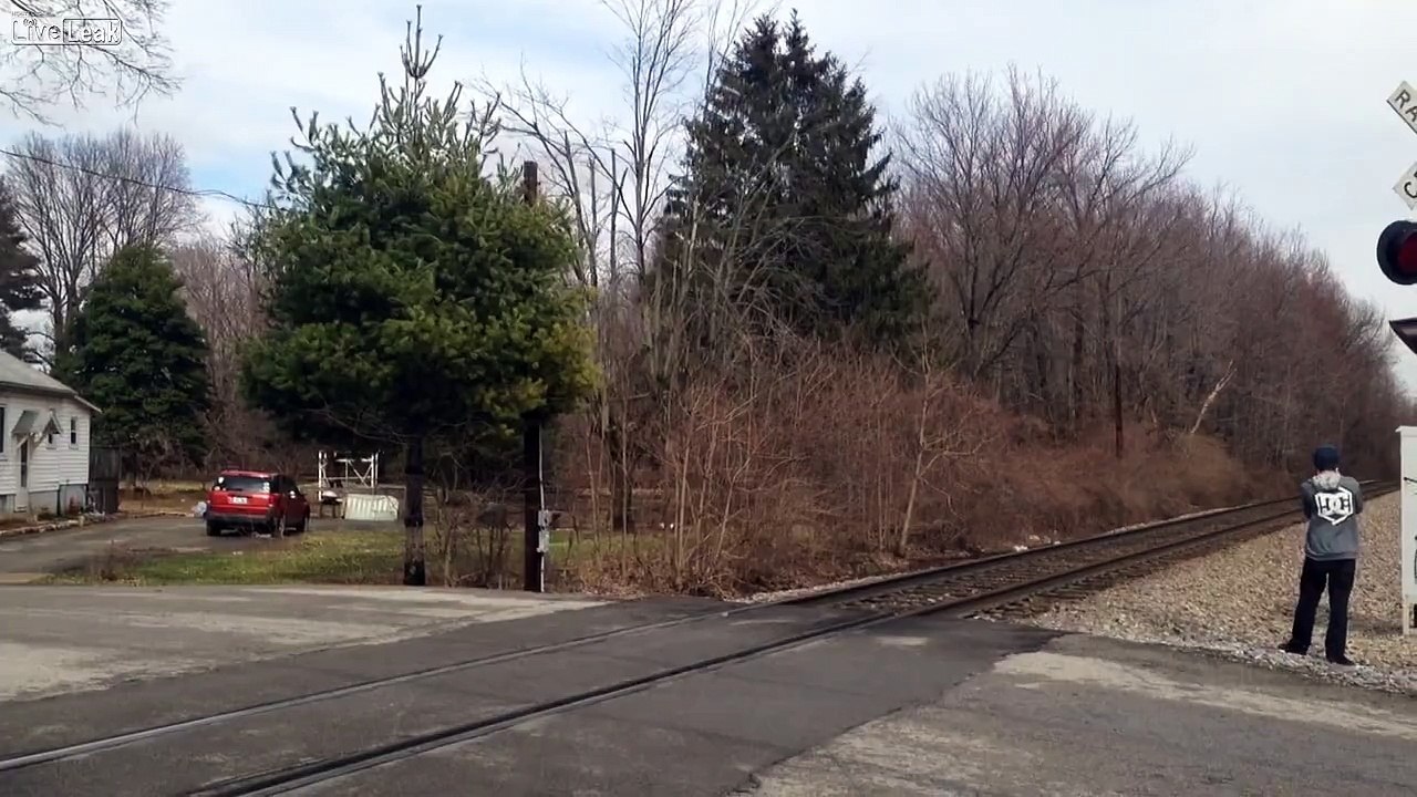 Dunya News - Horrific moment two died after driver ignored warning lights and drove into path of oncoming train