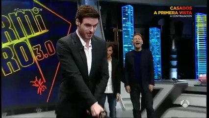 Richard Madden y Kenneth Branagh cortan calabazas - El Hormiguero