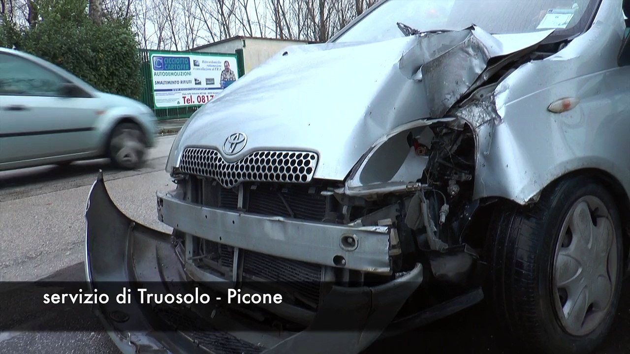 Gricignano (CE) - Incidente in via Boscariello, auto contro un palo (17.03.15)