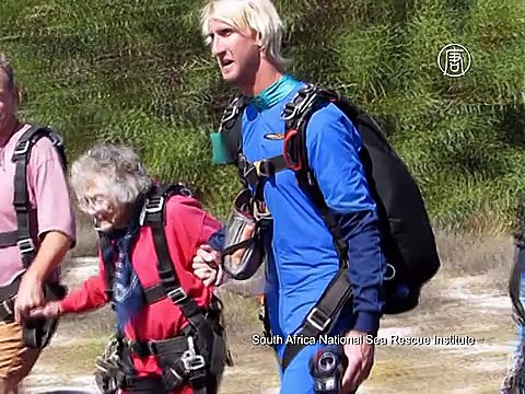 Удивительное 100-летие: прыжок с парашютом и заплыв с акулами