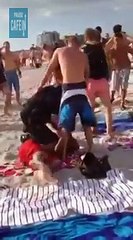 Un policier maitrise deux personnes à lui seul