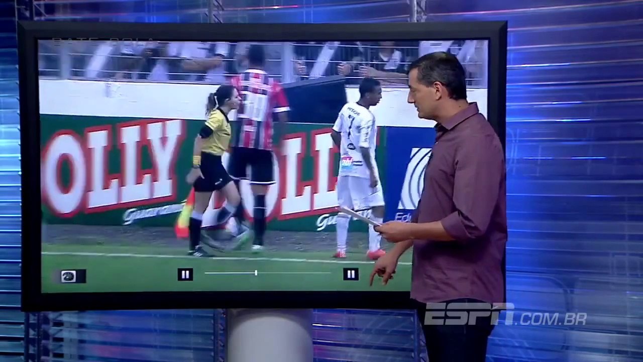 Cette juge de touche ne se laisse pas marcher sur les pieds !