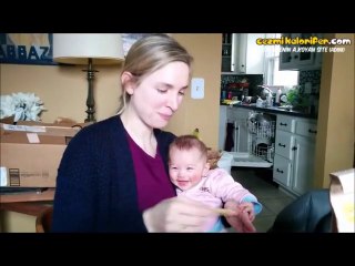 Cips Çıtırdısıyla Gülme Fonksiyonu Aktifleşen Bebek