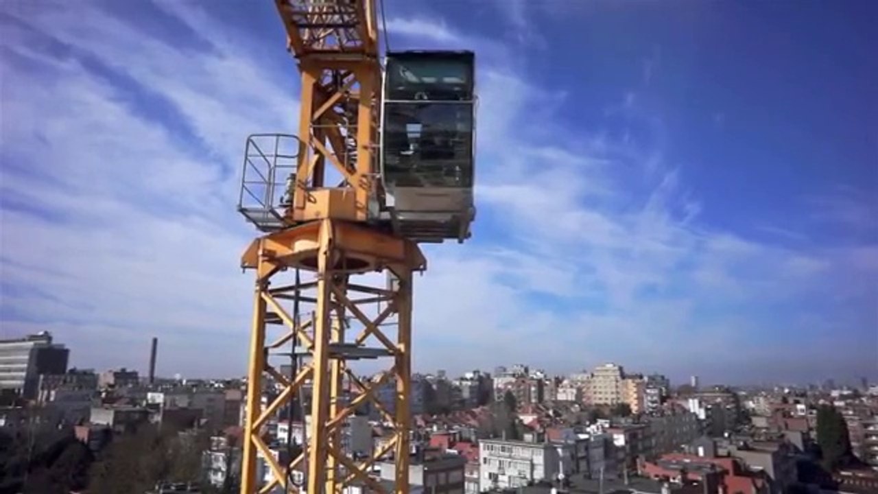 Un grutier content de voir un drone