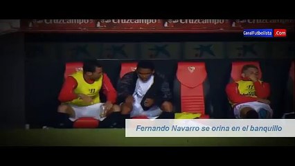 Sevilla: Carlos Bacca ayudó a su compañero a orinarse en el banquillo (VIDEO)