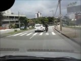 Motociclista nervoso bate em carro com o pé e cai no asfalto