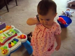 Hilarant ! Un bébé qui parle au téléphone.
