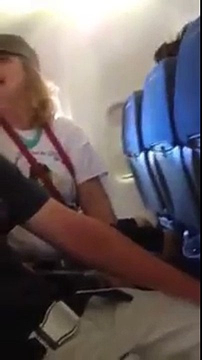 Mujer encendió un cigarro en pleno vuelo mientras gritaba: “EEUU le declaró la guerra a Venezuela”