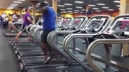 Il danse sur un tapis de course