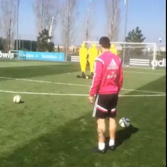 James Rodríguez testa pontaria | TVgolos.pt