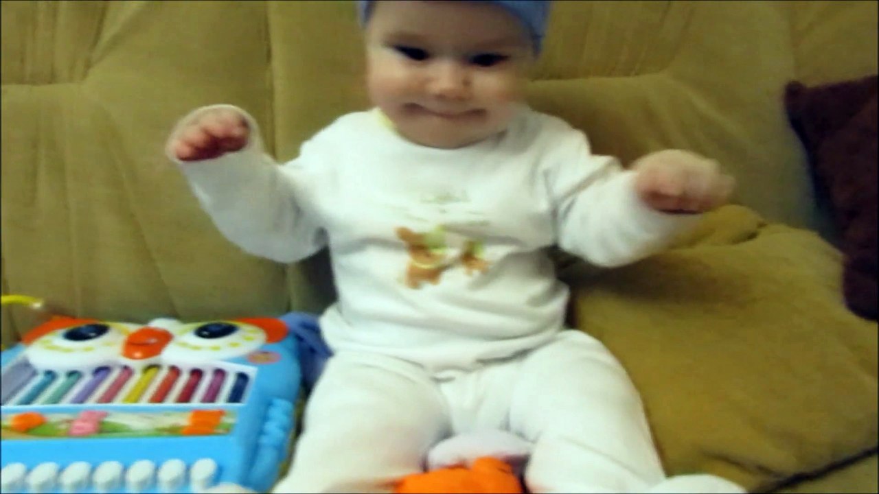 Un Bebelus Haios se Joaca cu Baloane