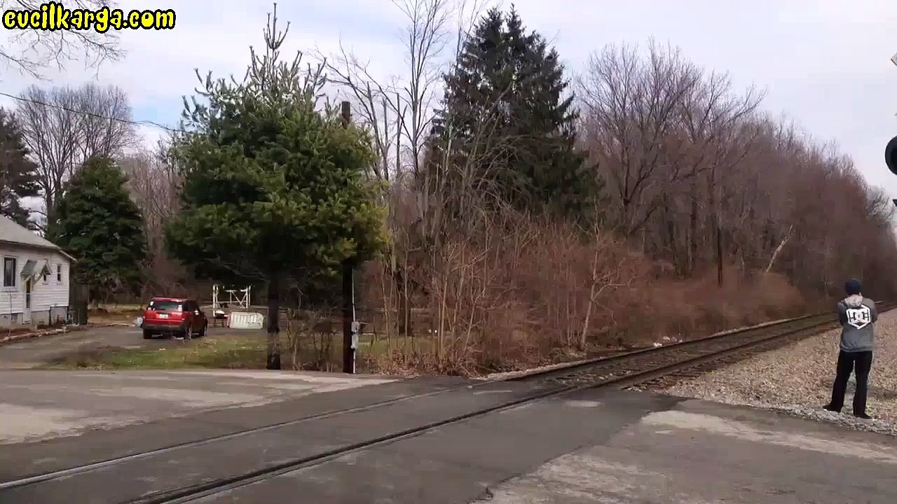 Trenin arabaya çarpma anı