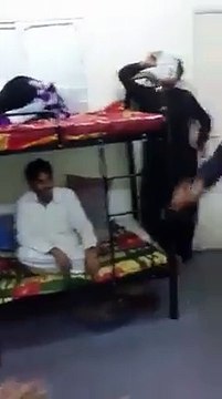 پردیس میں لوگ اپنے دکھ کا مداوا کس طرح کیا کرتے ہیں