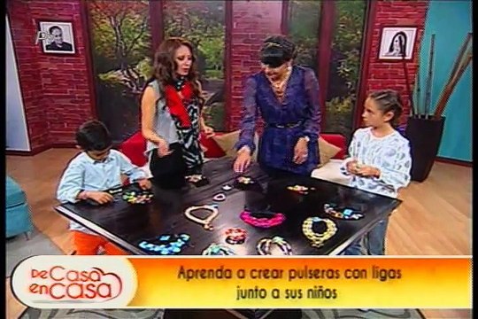 De Casa En Casa - Manualidades de pulseras con ligas junto a sus hijos