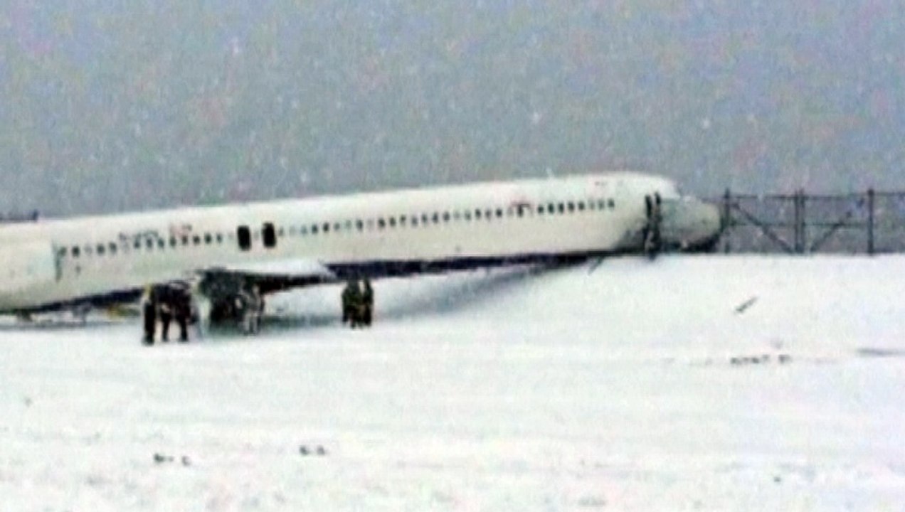 Plane has near miss as it skids off New York runway - Video Dailymotion