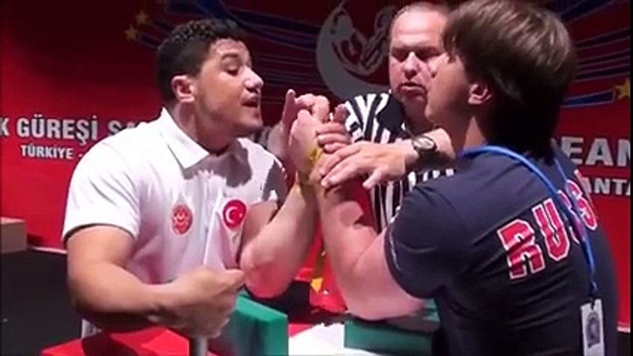 Türk ve Rus sporcunun bilek güreşi