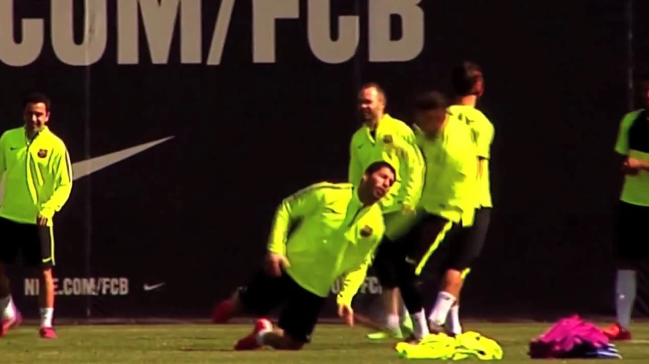 Neymar met un coup de pied à Luis Suarez