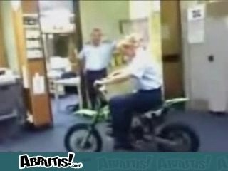 Essai d'un pocket bike par une gendarme