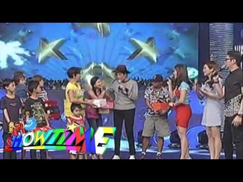 Vice Ganda gives out early Christmas gifts