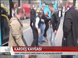 İki kız kardeşin saç saça baş başa kavgasını vatandaşlar ayıramadı