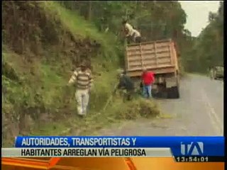 Realizan minga en la vía Latacunga - Sigchos