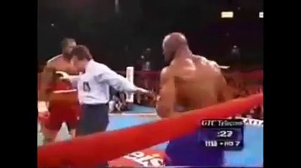 Referee Shows Off his Own Boxing Skills During a Fight