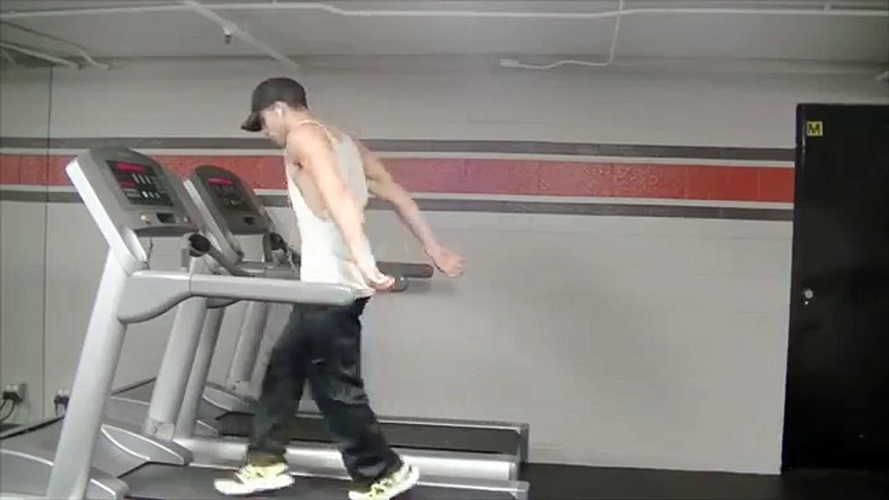 Ce danseur incroyable réalise une chorégraphie sur un tapis de course en marche !
