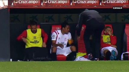Fernando Navarro utilise la vieille technique du verre pour se soulager sur le banc