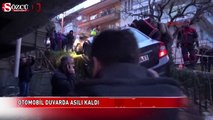 Sürücünün kaydırdığı otomobil duvarda askıda kaldı