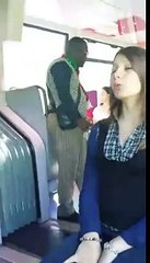 depuis 7ans il la drague mais sans succes. il se met à genoux..