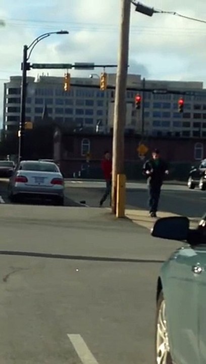 Cet homme Ivre se Pisse dessus