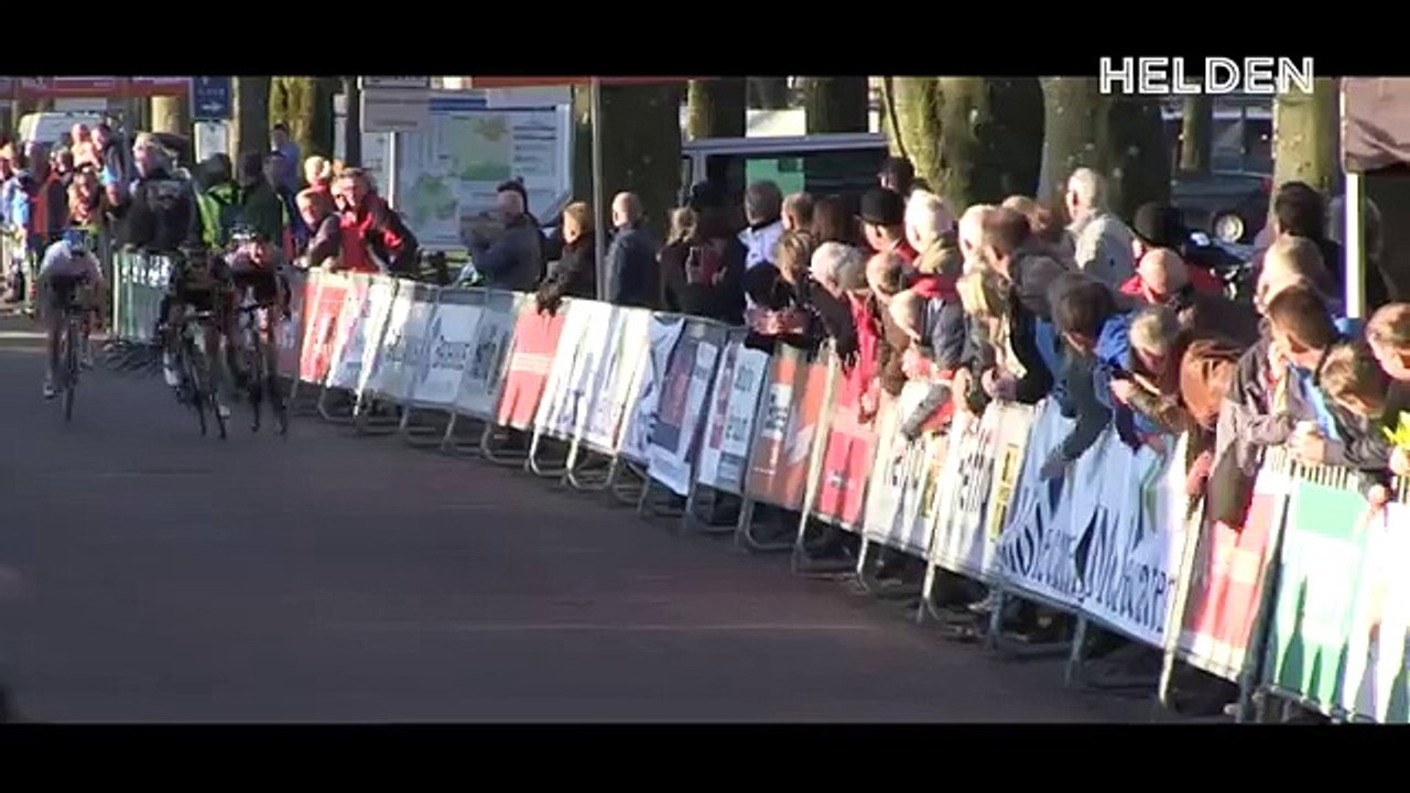 Un Spectateur fait Chuter un Cycliste pendant une Course
