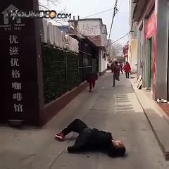 Ce mec Fait croire aux Passant qu'on vient de lui Tirer dessus