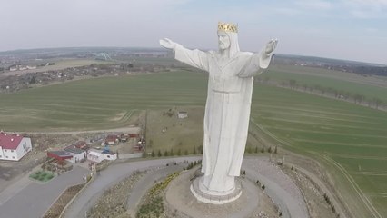 Drone da Ruptly filma a estátua do Cristo polonês