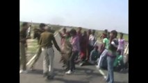 Na Índia, manifestantes saem no tapa com policiais