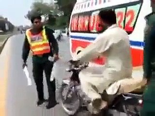 Angry Molvi Fight On Road - Video Dailymotion
